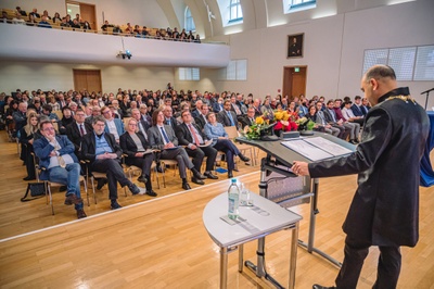 JLU-Präsident Prof. Dr. Joybrato Mukherjee konnte die Gäste endlich wieder in einer gut gefüllten Aula willkommen heißen. Foto: JLU / Roland Duss