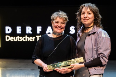 Deutscher Theaterpreis DER FAUST: Die Künstlerinnen Janna Pinsker und Wicki Bernhardt, beide ehemalige JLU-Studierende, freuen sich über die hohe Auszeichnung in der Kategorie „Darsteller:in Theater für junges Publikum“. Fotos: Krafft Angerer / Deutscher Bühnenverein
