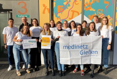 Das Medinetz Gießen (auf dem Bild ist ein Teil der beteiligten Ehrenamtlichen zu sehen) freut sich über die verdiente Auszeichnung. Foto: Merle Bitter
