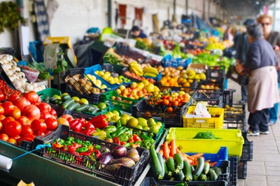 Ernährung als Zukunftsaufgabe: Es geht um gesunde Lebensmittel vor Ort, vor allem aber auch um globale Ernährungssicherung. Das neu gegründete Zentrum für Nachhaltige Ernährungssysteme (ZNE) will die fächerübergreifende, innovative Forschung bündeln. Foto: Colourbox.de