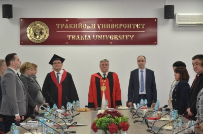 Prof. Dr. Martin Kramer, Prof. Dobri Yarkow und Prof. Todor Stoyanchev (im Hintergrund von links nach rechts) bei der Verleihung der Ehrendoktorwürde im Rahmen der Senatssitzung der Trakia Universität in Stara Zagora, Bulgarien. Foto: privat