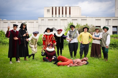 Die Theatergruppe des Instituts für Germanistik der Justus-Liebig-Universität Gießen führt im Sommersemester 2024 die pommersche Komödie „Somnium vitae humanae“ („Traum des menschlichen Lebens“) von Ludwig Hollonius von Ludwig Hollonius auf (Probenfoto am Philosophikum). – Fotos: Karina Fischer