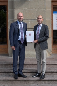 Freuen sich über gemeinsame Berufung: PD Sascha Knauf, Ph.D. (l.) und JLU-Präsident Prof. Dr. Joybrato Mukherjee. Foto: Roland Duss