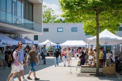 Beim Open Campus Day gibt es die Gelegenheit, die JLU und ihre Einrichtungen (besser) kennen zu lernen. Diesmal findet das Tag unter dem Motto „Entdecke deine JLYOU“ am Philosophikum I statt. – Foto: JLU-Archiv / Katrina Friese