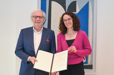 Prof. Dr. Dr. h.c. Claus Leggewie nimmt das Bundesverdienstkreuz 1. Klasse von Wissenschaftsministerin Angela Dorn entgegen. – Foto: Paul Müller