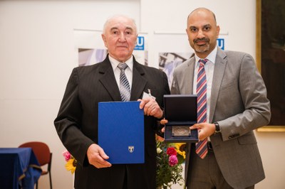 Der ehemalige Dekan und Partnerschaftsbeauftragte der Universität Lodz, Prof. Dr. Grzegorz Mlostoń, erhält von JLU-Präsident Prof. Joybrato Mukherjee die Justus-Liebig-Medaille der JLU.