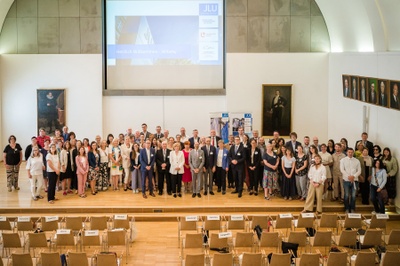 Erinnerungsfoto mit Gästen und Gastgebern im Rahmen der Festveranstaltung zum Partnerschaftsjubiläum in der Universitätsaula der JLU. Fotos: JLU/Katrina Friese