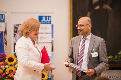 Prof. Elżbieta Żądzińska, Rektorin der Universität Lodz, und JLU-Präsident Prof. Joybrato Mukherjee bei der Übergabe der Gastgeschenke.