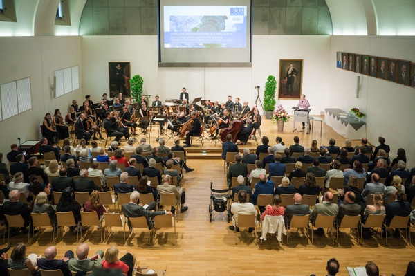 Festliche Stimmung: Amtseinführung von JLU-Präsidentin Prof. Dr. Katharina Lorenz und Übergabe der Vizepräsidentenämter an Prof. Dr. Alexander Goesmann und Prof. Dr. Karsten Krüger.