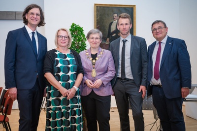 Das Präsidium der JLU ist nun wieder komplett (v.l. Prof. Alexander Goesmann (VPL), Kanzlerin Susanne Kraus, Präsidentin Prof. Katharina Lorenz, Prof. Karsten Krüger (VPW) und Prof. Martin Kramer (VPF). Foto: Katrina Friese