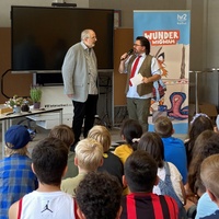 Prof. Dr. Volkmar Wolters mit hr-Moderator Stephan Hübner in einer Hanauer Grundschulklasse. Foto: privat