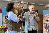 Prof. Wolters präsentiert gemeinsam mit hr-Moderator Stephan Hübner (verkleidet als „Fox Schlaufuchs“) ein Haifischgebiss. Foto: privat