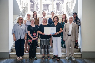 Das gesamte Team der Entwicklungspsychologie freut sich mit der Dekanin des Fachbereichs 06 Prof. Dr. Christiane Hermann (links), Kanzlerin Susanne Kraus (vorne Mitte) und Wolfgang Rothe (vorne rechts) über den Arbeitssicherheitspreis. Foto: JLU / Katrina Friese