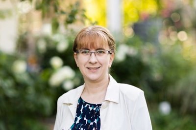 Portraitfoto von Dr. Schütte vor Pflanzen