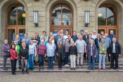 Viele Menschen stehen auf der Treppe vor dem Hauptgebäude