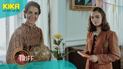 Triff Anne Frank: Clarissa Corrêa da Silva und Anne Frank (Katharina Kron). Bild: KiKa/Sabine Finger