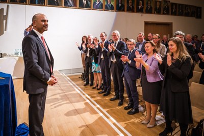 Die JLU verabschiedet ihren langjährigen Präsidenten Prof. Dr. Joybrato Mukherjee mit Standing Ovations. Foto: JLU/Katrina Friese 
