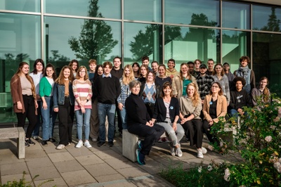 Die erste Studierendenkohorte am College of Liberal Arts & Scienes. (erste Reihe: Vizepräsidentin Prof. Katharina Lorenz (links) mit dem Team des Colleges. Foto: JLU / Katrina Friese
