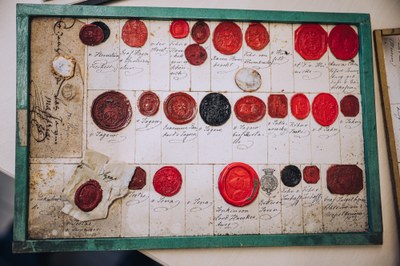 Die Siegelsammlung „Koch-Grünberg“ umfasst etwa 600 aus Siegellack hergestellte Abdrücke mittelalterlicher und frühneuzeitlicher Siegel unterschiedlichster Herkunft. Fotos: JLU / Katrina Friese 
