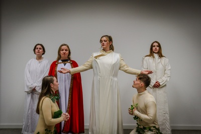 Die Theatergruppe des Instituts für Germanistik der JLU führt den „Sündenfall“ von Veit Garleben auf. Probenszenen: Vorne: Eva (Judith Falentin) und Adam (Tobias Redant), hinten von links: Gabriel (Natalie Rempel), Christus (Katharina Schneider), Gott Vater (Evelyn Janetzky), Michael (Laura Puhze)