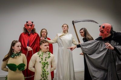 (Vorn: Eva (Judith Falentin), Adam (Tobias Redant) und Diabolus (Cora Dietl), hinten von links: Satan (Luca Marie Merkle, in Vertretung für Mia Sturzenhecker), Christus (Katharina Schneider), Gott Vater (Evelyn Janetzky), Tod (Samira Sippel). Fotos: Karina Ramona Fischer