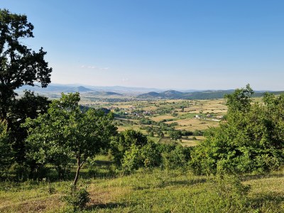 Blick in die strukturreiche Hügellandschaft bei Viti (Republik Kosovo). Foto: Rainer Waldhardt