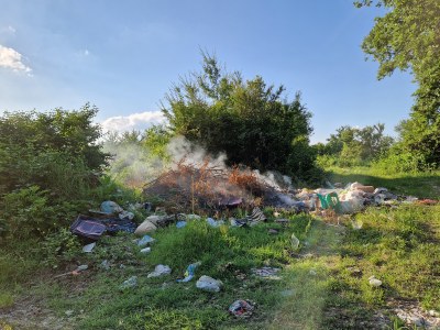 Belastet die Umwelt: Illegales Verbrennen von Haushaltsabfällen jeglicher Art wie hier bei Viti (Republik Kosovo). Foto: Rainer Waldhardt