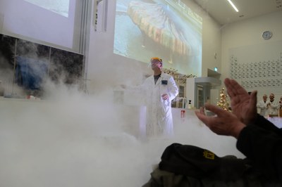 Action und gute Unterhaltung garantiert: Die Weihnachtsvorlesung der Chemie (hier im Bild: Prof. Dr. Richard Göttlich). Foto: JLU/ Rolf K. Wegst