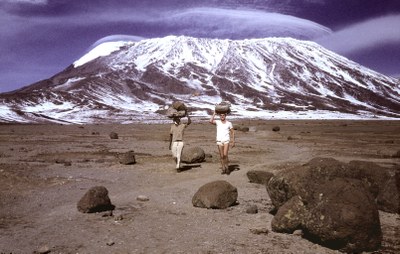 Prof. Dr. Ulrich Scholz (rechts) mit einem einheimischen Begleiter im Jahr 1964 am Kilimanjaro. Foto: privat