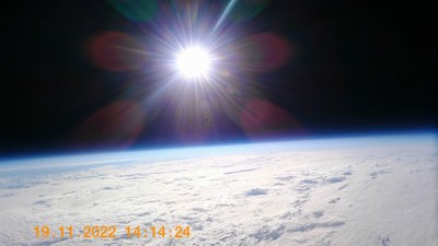 Faszinierende Aussichten: Die Ballonkamera auf fast 35.000 Kilometern Höhe, nicht einmal drei Stunden nach dem Start in Gießen und kurz vor dem Platzen des Ballons. Foto: Physik/JLU