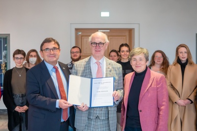 JLU-Vizepräsident Prof. Dr. Martin Kramer, Prof. Dr. Eric M. Moormann und seine Gastgeberin Prof. Dr. Katharina Lorenz (vorne von links nach rechts) mit Gästen bei der feierlichen Urkundenübergabe. Foto: JLU/Till Schürmann