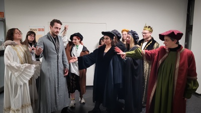 Die Theatergruppe des Instituts für Germanistik der JLU führt das „Luzerner Antichristspiel“ auf.