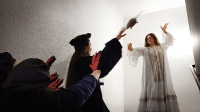 Turbulentes Spiel: Luca Merkle als Michael und Zeynep Adigüzel als Antichrist. Fotos: Karina Fischer