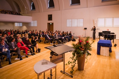 Preise, Musik und kluge Worte: Die festlich geschmückte Aula der JLU beim Akademischen Festakt. Foto: JLU/Katrina Friese