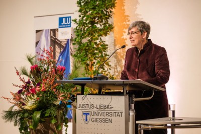 Den Part der Rede zur Lage der Universität übernahm die Erste Vizepräsidentin Prof. Dr. Katharina Lorenz. Foto: JLU / Katrina Friese