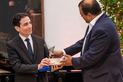 Dr. Roy Shiloh (links) erhielt den Röntgenpreis aus den Händen von Prof. Dr. Sangam Chatterjee, Mitglied des Röntgenpreis-Kuratoriums. Foto: JLU / Katrina Friese 