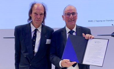 Dr. Ernst-Leopold Klipstein (links) und Prof. Dr. Dr. Urs Niggli bei der Preisverleihung. Foto: Cordula Gattermann
