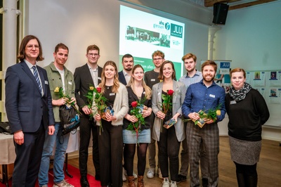 Die geehrten Sportlerinnen und Sportler mit Vizepräsident Prof. Dr. Alexander Goesmann (links) und ahs-Leiterin Lena Schalski (rechts). Foto: Katrina Friese