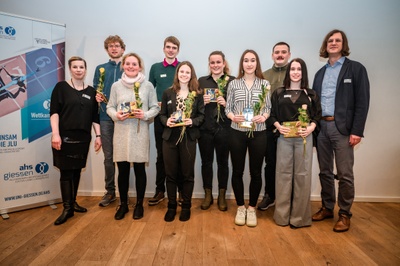 Ehrung der erfolgreichen Sportlerinnen und Sportler: Prof. Alexander Goesmann, JLU-Vizepräsident für Wissenschaftliche Infrastruktur, und Lena Schalski, Leiterin des Allgemeinen Hochschulsports (ahs) der JLU, gratulieren herzlich. Foto: JLU / Katrina Friese