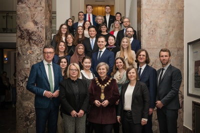 Gruppenfoto des JLU-Präsidiums mit Festredner sowie Preisträgerinnen und Preisträgern beim Akademischen Festakt der Justus-Liebig-Universität Gießen. Foto: JLU / Katrina Friese