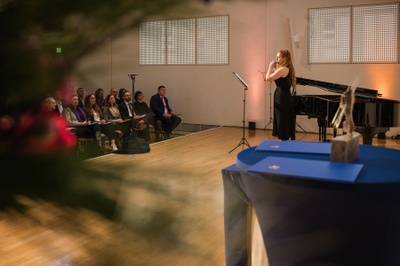 Musikalisches Zwischenspiel: Sophie Haun vom Universitätsorchester Gießen spielt das Stück Wake up! for Piccolo and alarm clock von Tilmann Dehnhard. Foto: JLU / Katrina Friese
