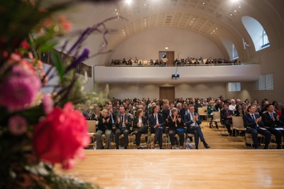 Viel Applaus gab es für die Preisträgerinnen und Preisträger beim Akademischen Festakt in der Aula der JLU. Foto: JLU / Katrina Friese