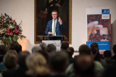 Festvortrag von Prof. Dr. Patrick Cramer, Präsident der Max-Planck-Gesellschaft, zum Thema „Nach der US-Wahl: Entwicklung der globalen Forschungslandschaft in einer multilateralen Welt“. Foto: JLU / Katrina Friese