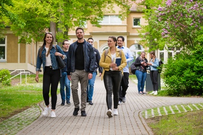 Studierende des Fachbereichs Wirtschaftswissenschaften auf dem Campus Recht & Wirtschaft. Foto: JLU/Katrina Friese