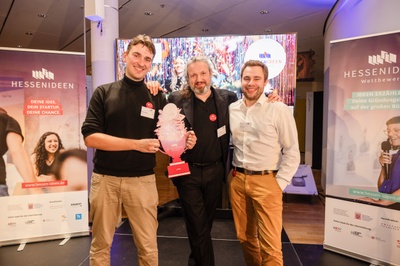 Große Freude beim Gründerteam Dr. Daniel Amsel, Dr. Jochen Zohner und Kai Schmidt (v.l.n.r.) über Platz 3 beim Hessen Ideen Wettbewerb. Foto: Hessen Ideen – Patrick Schmetzer