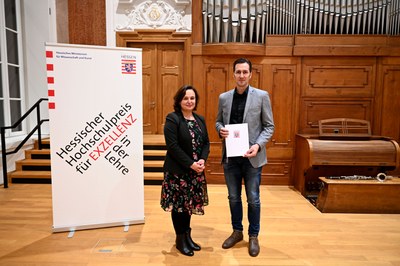 Staatssekretärin Ayse Asar (links) mit Preisträger Vincent Felde. Foto: wissenschaft.hessen.de