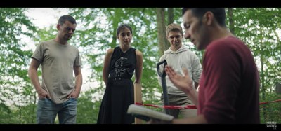 Preisträger Dr. Vincent Felde (rechts) mit drei seiner Studierenden. Screenshot aus dem Projektvideo von Hessen schafft Wissen (Link s. oben)