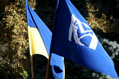 Die JLU unterstützt die Einführung von Liberal-Arts-and Sciences-Studiengängen an ukrainischen Universitäten. Auf ukrainischer Seite liegt die Federführung des Projekts bei der langjährigen JLU-Partneruniversität, der National University of Kyiv-Mohyla Academy (NaUKMA). – Auf dem Bild zu sehen ist rechts die Flagge der NaUKMA neben der ukrainischen Flagge.