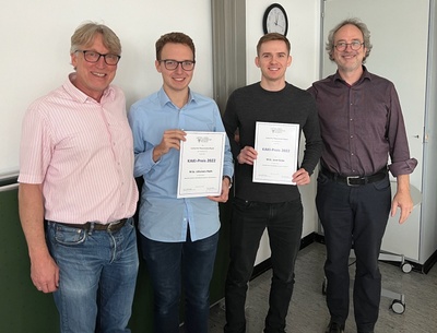 Von links nach rechts: Prof. Dr. Lorenz von Smekal, Johannes Roth, Leon Sieke, Prof. Dr. Christian Fischer (geschäftsführenden Direktor des Instituts für Theoretische Physik) bei der Preisübergabe. Foto: Fabian Rennecke