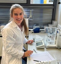 Flora Mückschel bei der Einwaage von Proben für die Mineralstoff-Analyse. Foto: Erika Schick